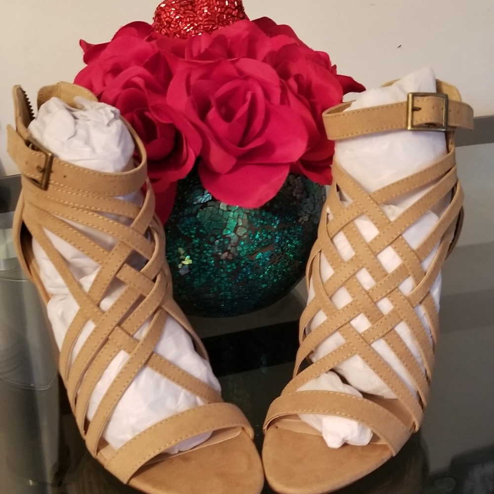 Dress sandals, sand color
